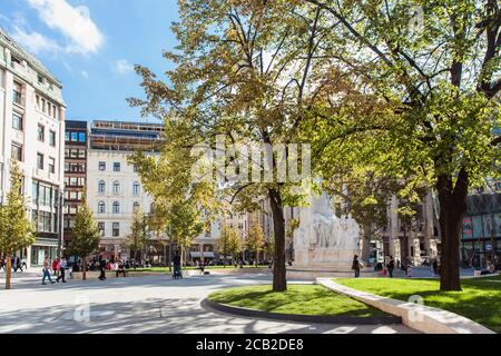 Budapest, Hongrie. Octobre 2019: Statue de Mihaly Vorosmarty et les gens qui marchent près de la place Vorosmarty, place centrale de Budapest Banque D'Images