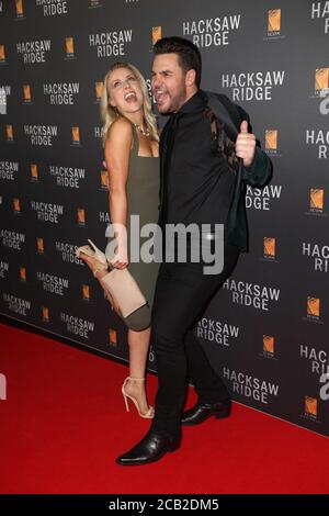 Kirby Burgess et Ben Mingay arrivent sur le tapis rouge pour la première australienne de la Hacksaw Ridge de Mel Gibson au State Theatre. Banque D'Images