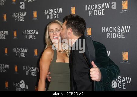 Kirby Burgess et Ben Mingay arrivent sur le tapis rouge pour la première australienne de la Hacksaw Ridge de Mel Gibson au State Theatre. Banque D'Images