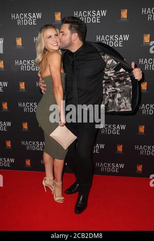 Kirby Burgess et Ben Mingay arrivent sur le tapis rouge pour la première australienne de la Hacksaw Ridge de Mel Gibson au State Theatre. Banque D'Images