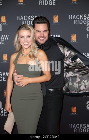 Kirby Burgess et Ben Mingay arrivent sur le tapis rouge pour la première australienne de la Hacksaw Ridge de Mel Gibson au State Theatre. Banque D'Images