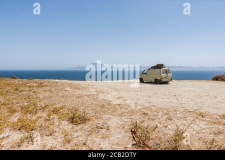 Camionnette de camping au détroit de Gibraltar avec montagnes du Maroc, Jebel musa vue de l'Andalousie, Espagne. Banque D'Images