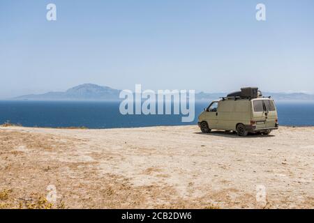 Camionnette de camping au détroit de Gibraltar avec montagnes du Maroc, Jebel musa vue de l'Andalousie, Espagne. Banque D'Images