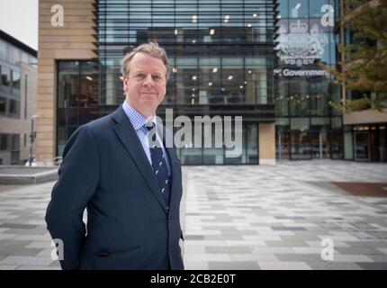 La secrétaire d'État à l'Écosse, Alister Jack, devant la maison Queen Elizabeth, le nouveau centre du gouvernement britannique à Édimbourg. Banque D'Images