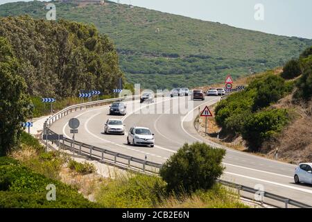 Circulation sur une route sinueuse espagnole, N-340 près de Tarifa, Cadix, Espagne. Banque D'Images
