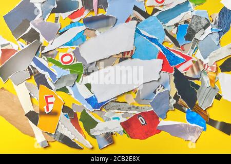 Collage des rebuts de papier vue de dessus comme arrière-plan, vue de dessus des morceaux déchirés de papier de magazine comme texture. Banque D'Images