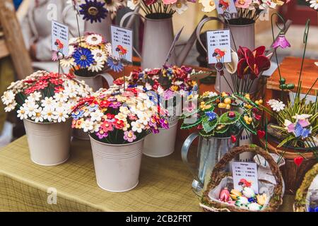 BUDAPEST, HONGRIE - 15 mars 2019 : kiosque avec produits céramiques sur le marché de Budapest à Buda Castel à Budapest Banque D'Images