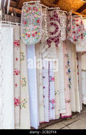 BUDAPEST, HONGRIE - 15 mars 2019 : textiles souvenirs avec broderie sur le marché de Budapest à Buda Castel à Budapest Banque D'Images