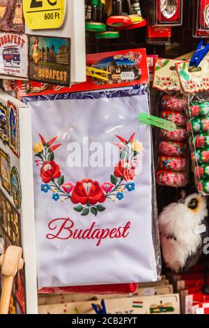 BUDAPEST, HONGRIE - 15 mars 2019 : textiles souvenirs avec broderie sur le marché de Budapest à Buda Castel à Budapest Banque D'Images