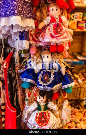 Poupées traditionnelles magyar marionnettes en costume folklorique vêtements traditionnels hongrois sur le marché de Buda Castel, Budapest Banque D'Images