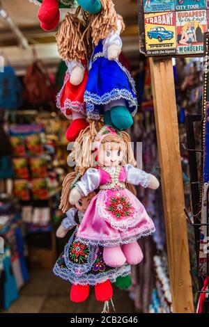 BUDAPEST, HONGRIE - 15 mars 2019: Poupées magyar traditionnelles marionnettes en costume traditionnel vêtements hongrois traditionnels sur le marché de Buda Castel, Budapest Banque D'Images