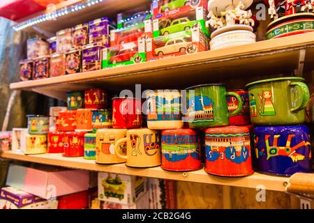 BUDAPEST, HONGRIE - 15 mars 2019 : kiosque avec produits céramiques sur le marché de Budapest à Buda Castel à Budapest Banque D'Images