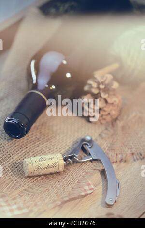 Bouchon de vin rouge et tire bouchon sur une table en bois Banque D'Images