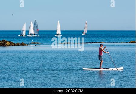 L Homme Sur Le Paddle Board Navigation Le Long De La Plage Photo Stock Alamy