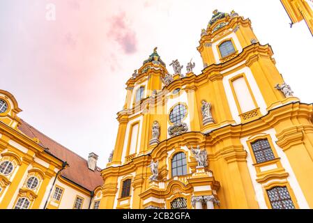 Église de l'abbaye de Melk. Portail principal avec deux tours. Melk, Autriche. Banque D'Images