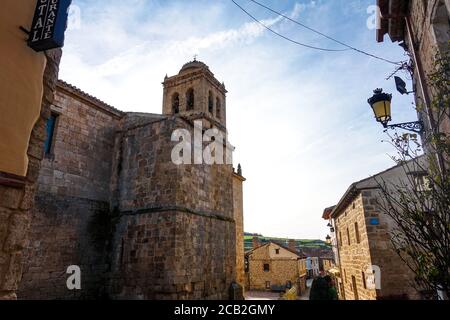 Vieille église - la voie française de "Camino de Santiago" en hiver. Pèlerinages sur leur voyage à travers l'Espagne. Banque D'Images