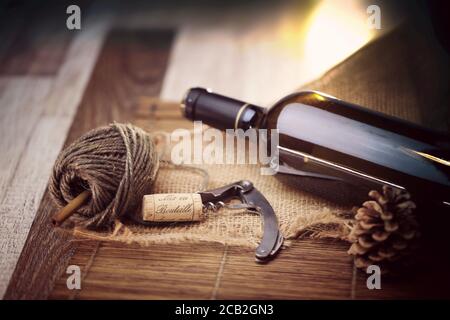 Bouchon de vin rouge et tire bouchon sur une table en bois Banque D'Images