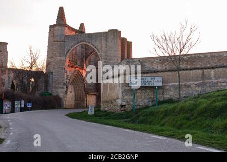 Vieille église - la voie française de "Camino de Santiago" en hiver. Pèlerinages sur leur voyage à travers l'Espagne. Banque D'Images