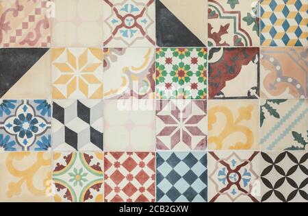 Ensemble coloré de tuiles ornementales anciennes du Portugal Banque D'Images