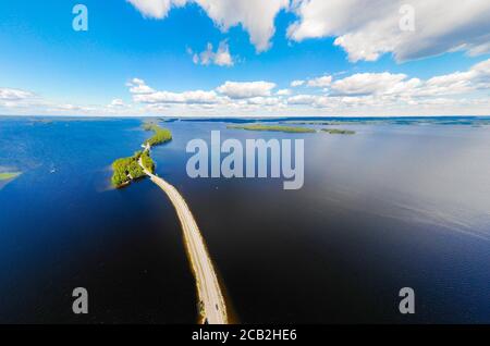 Vue panoramique aérienne de la crête de Pulkkilanharju sur le lac Paijanne, parc national de Paijanne, Finlande. Photographie de drone Banque D'Images