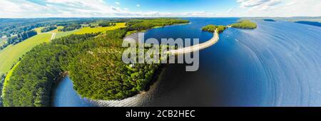 Vue panoramique aérienne de la crête de Pulkkilanharju sur le lac Paijanne, parc national de Paijanne, Finlande. Photographie de drone Banque D'Images