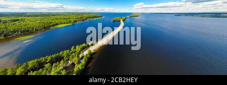 Vue panoramique aérienne de la crête de Pulkkilanharju sur le lac Paijanne, parc national de Paijanne, Finlande. Photographie de drone Banque D'Images