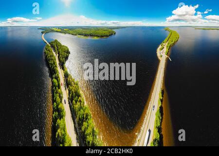 Vue panoramique aérienne de la crête de Pulkkilanharju sur le lac Paijanne, parc national de Paijanne, Finlande. Photographie de drone Banque D'Images