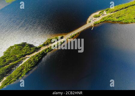 Vue panoramique aérienne de la crête de Pulkkilanharju sur le lac Paijanne, parc national de Paijanne, Finlande. Photographie de drone Banque D'Images