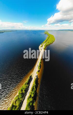 Vue panoramique aérienne de la crête de Pulkkilanharju sur le lac Paijanne, parc national de Paijanne, Finlande. Photographie de drone Banque D'Images