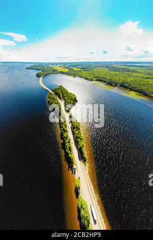 Vue panoramique aérienne de la crête de Pulkkilanharju sur le lac Paijanne, parc national de Paijanne, Finlande. Photographie de drone Banque D'Images