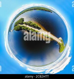 Vue panoramique aérienne sous forme de petite planète de la crête de Pulkkilanharju sur le lac Paijanne, parc national de Paijanne, Finlande. Photographie de drone Banque D'Images