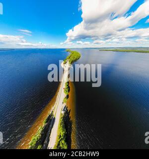 Vue panoramique aérienne de la crête de Pulkkilanharju sur le lac Paijanne, parc national de Paijanne, Finlande. Photographie de drone Banque D'Images