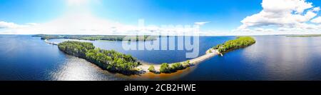 Vue panoramique aérienne de la crête de Pulkkilanharju sur le lac Paijanne, parc national de Paijanne, Finlande. Photographie de drone Banque D'Images