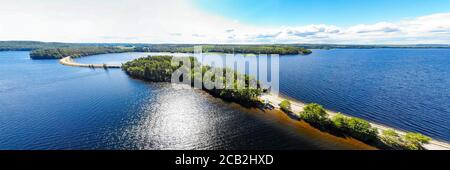 Vue panoramique aérienne de la crête de Pulkkilanharju sur le lac Paijanne, parc national de Paijanne, Finlande. Photographie de drone Banque D'Images