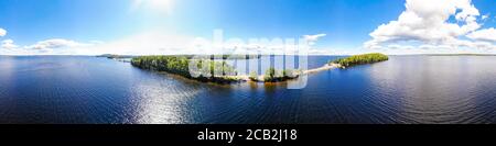 Vue panoramique aérienne de la crête de Pulkkilanharju sur le lac Paijanne, parc national de Paijanne, Finlande. Photographie de drone Banque D'Images