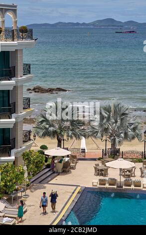 L'hôtel donne sur l'océan. Chambres avec balcon . Pattaya Thaïlande Asie du Sud-est Banque D'Images