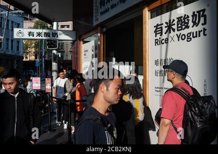 26.09.2019, Sydney, Nouvelle-Galles du Sud, Australie - des gens d'origine asiatique sont vus devant un magasin Yomie dans la banlieue de Haymarket, dans le quartier chinois. Banque D'Images