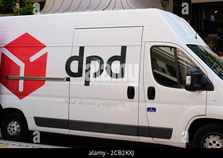 Bordeaux , Aquitaine / France - 08 04 2020 : logo DPD sur le camion de la plus grande compagnie de livraison de colis Banque D'Images