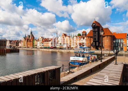 GDANSK, POLOGNE - 25 AOÛT 2014 : ancienne ville de Gdansk avec la rivière Motlawa et la grue. Banque D'Images