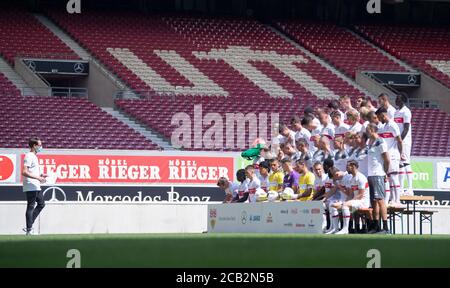 10 août 2020, Bade-Wurtemberg, Stuttgart: Football, Bundesliga: VfB Stuttgart - séance photo, séance photo officielle de l'équipe de Stuttgart (photos d'équipe et portraits) pour la saison 2020/2021 dans l'arène Mercedes-Benz. Un homme est sur le point de prendre la photo de l'équipe devant l'équipe. Photo: Marijan Murat/dpa - NOTE IMPORTANTE: Conformément aux règlements de la DFL Deutsche Fußball Liga et de la DFB Deutscher Fußball-Bund, il est interdit d'exploiter ou d'exploiter dans le stade et/ou à partir du jeu pris des photos sous forme d'images de séquence et/ou de séries de photos de type vidéo. Banque D'Images