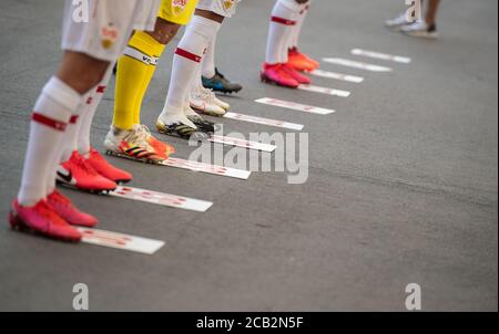 10 août 2020, Bade-Wurtemberg, Stuttgart: Football, Bundesliga: VfB Stuttgart - séance photo, séance photo officielle de l'équipe de Stuttgart (photos d'équipe et portraits) pour la saison 2020/2021 dans l'arène Mercedes-Benz. Les joueurs se tiennent au dos de leurs numéros. Photo: Marijan Murat/dpa - NOTE IMPORTANTE: Conformément aux règlements de la DFL Deutsche Fußball Liga et de la DFB Deutscher Fußball-Bund, il est interdit d'exploiter ou d'exploiter dans le stade et/ou à partir du jeu pris des photos sous forme d'images de séquence et/ou de séries de photos de type vidéo. Banque D'Images