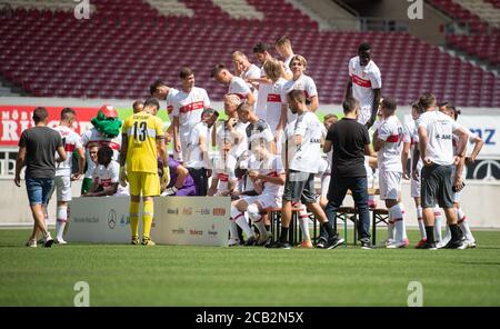 10 août 2020, Bade-Wurtemberg, Stuttgart: Football, Bundesliga: VfB Stuttgart - séance photo, séance photo officielle de l'équipe de Stuttgart (photos d'équipe et portraits) pour la saison 2020/2021 dans l'arène Mercedes-Benz. L'équipe se forme pour la photo de l'équipe. Photo: Marijan Murat/dpa - NOTE IMPORTANTE: Conformément aux règlements de la DFL Deutsche Fußball Liga et de la DFB Deutscher Fußball-Bund, il est interdit d'exploiter ou d'exploiter dans le stade et/ou à partir du jeu pris des photos sous forme d'images de séquence et/ou de séries de photos de type vidéo. Banque D'Images