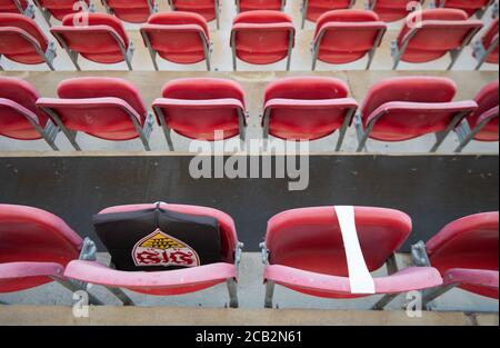 10 août 2020, Bade-Wurtemberg, Stuttgart: Football, Bundesliga: VfB Stuttgart - séance photo, séance photo officielle de l'équipe de Stuttgart (photos d'équipe et portraits) pour la saison 2020/2021 dans l'arène Mercedes-Benz. Les sièges de la tribune sont vides. Photo: Marijan Murat/dpa - NOTE IMPORTANTE: Conformément aux règlements de la DFL Deutsche Fußball Liga et de la DFB Deutscher Fußball-Bund, il est interdit d'exploiter ou d'exploiter dans le stade et/ou à partir du jeu pris des photos sous forme d'images de séquence et/ou de séries de photos de type vidéo. Banque D'Images