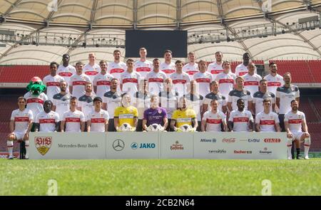 10 août 2020, Bade-Wurtemberg, Stuttgart: Football, Bundesliga: VfB Stuttgart - séance photo, séance photo officielle de l'équipe de Stuttgart (photos d'équipe et portraits) pour la saison 2020/2021 dans l'arène Mercedes-Benz. 1ère rangée ci-dessous (de gauche à droite): Philipp Klement, Tanguy Coulibaly, Erik Thommy, Wataru Endo, Fabian Bredlow, Gregor Kobel, Jens Grahl, Darko Churlinov, Orel Mangala, Mateo Klimowicz, Gonzalo Castro. 2e rangée (de gauche à droite) : mascotte Fritzle, Dino Poimann, Marcus Fregin, Matthias Schiffers, Martin Franz, Oliver Bartlett, Uwe Gospodarek, Michael Kammermeyer, Peter B. Banque D'Images