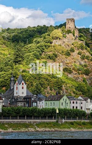 Château de Gutenfels ; 1220 ; au sommet d'une colline escarpée ; au-dessus des bâtiments de la ville ; ancienne église ; eau, bord de rivière, gorge du Rhin ; site de l'UNESCO ; Europe ; Kaub ; allemand Banque D'Images