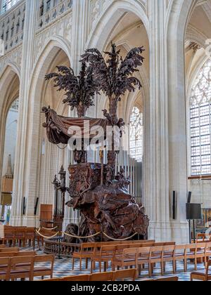 Louvain, Belgique. Vers août 2020. Intérieur de l'église Saint-Pierre de style gothique brabantine Banque D'Images