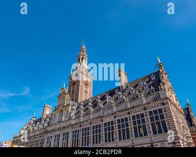 Paysage urbain de Louvain, Belgique avec le bâtiment de la bibliothèque universitaire à Ladeuzeplein par une journée ensoleillée Banque D'Images