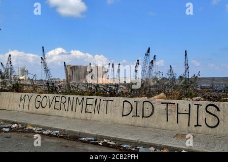 Beyrouth, Liban. 10 août 2020. « mon gouvernement a fait ça » est écrit sur un mur sur le site de l'explosion massive du port de Beyrouth du 04 août qui a tué au moins 158 personnes, blessé 6000 personnes et déplacé de 250,000 à 300,000 personnes. Credit: Marwan Naamani/dpa/Alamy Live News Banque D'Images