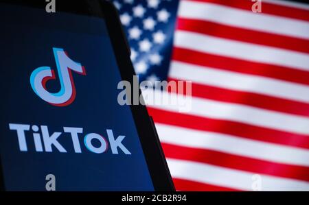 Makassar, Sulawesi du Sud, Indonésie. 10 août 2020. Illustration photo - logo de l'application Tiktok à l'écran avec arrière-plan drapeau des États-Unis. Crédit : Herwin Bahar/ZUMA Wire/Alay Live News Banque D'Images