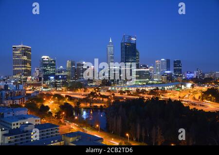 PERTH, Australie occidentale - 20 SEPTEMBRE 2015 : vue nocturne de Perth, Australie occidentale. Vue depuis King's Park. Banque D'Images